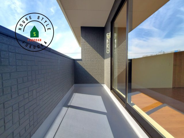 福津市福間南5丁目第5-3棟（2号棟）の外観：施工例|風をしっかりと感じられるバルコニーでは、毎日が洗濯日和です。広々としているので洗濯も楽しくなるでしょうし、気分転換にバルコニーからの眺めを楽しむのもいいでしょう。