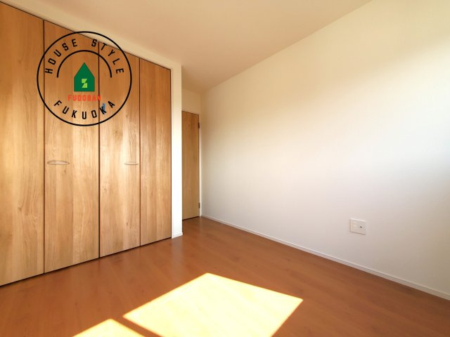 福津市福間南5丁目第5-3棟（2号棟）の内観：施工例|柔らかい陽光が差し込む明るいお部屋を演出する設計。彩光の取れる窓が気持ちの良いお部屋を創り上げます。