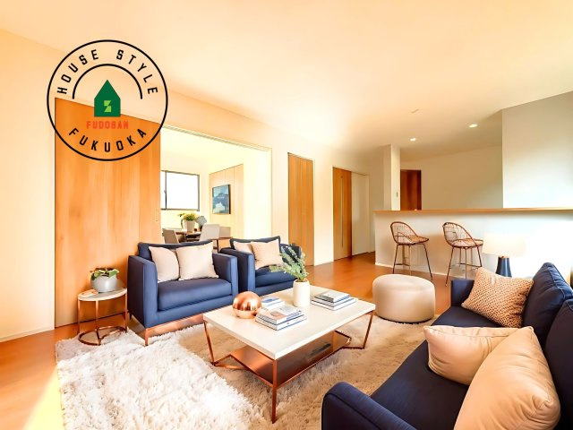 福津市福間南5丁目第5-3棟（2号棟）の内観：施工例|キッチンからリビングをしっかり確認できます。家族の笑顔があふれる空間になりそうですね。※家具はCGを合成したものです。