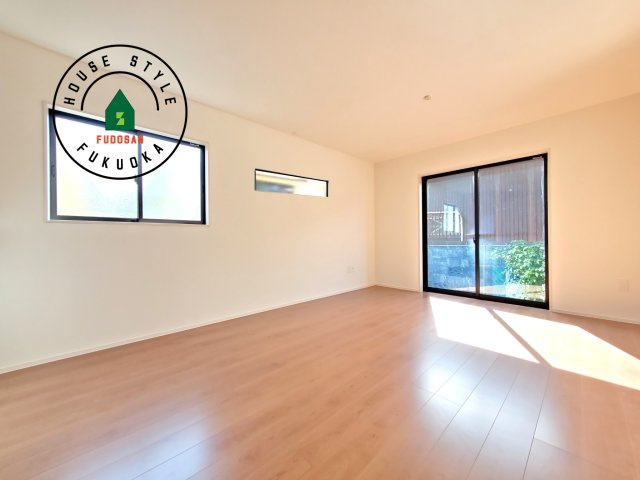 福津市福間南5丁目第5-3棟（2号棟）の内観：施工例|多くの時間を過すことになるリビングだからこそ、いつも穏やかな空間・解放感が味わえ毎日が充実します。