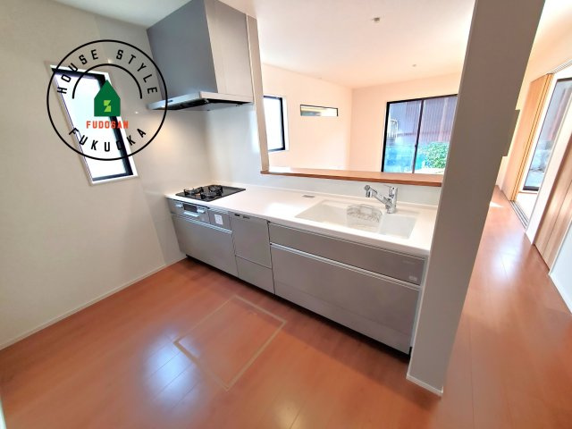 福津市福間南5丁目第5-3棟（2号棟）の内観：施工例|ダイニングテーブルへの配膳がラクラク、お料理はかどるカウンター付きシステムキッチン！