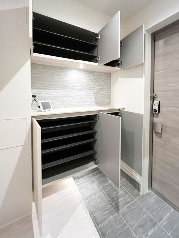 アルビオン　コートの玄関|全身ミラー♪大容量のシューズBOX