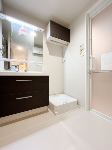 アルビオン　コートの洗面所|3面鏡のシャンプードレッサー♪洗濯機置き場上部に収納棚有り