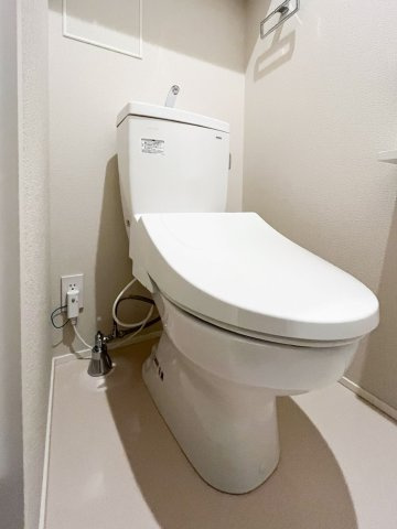 アルビオン　コートのトイレ|温水洗浄便座♪上部に収納棚有り