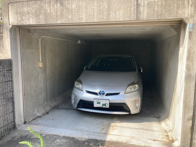 神戸市北区鈴蘭台北町５丁目の一戸建ての駐車場|シャッター付き屋内ガレージを完備