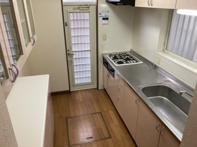 神戸市北区鈴蘭台北町５丁目の一戸建てのキッチン|独立したシステムキッチン、3口ガスコンロ・食器棚も完備