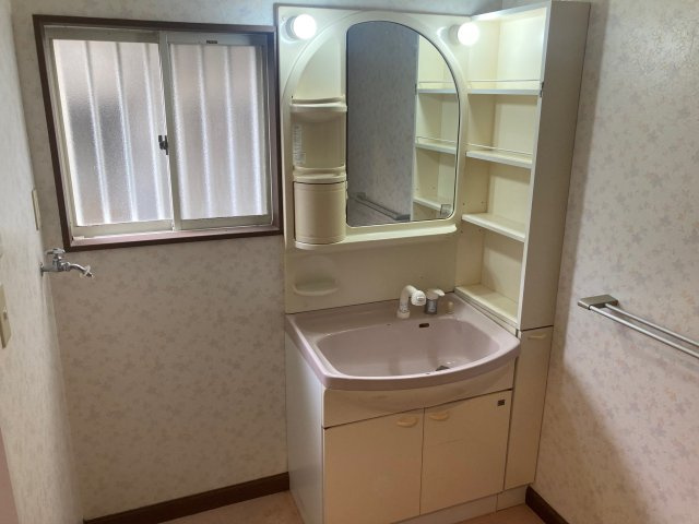 神戸市北区鈴蘭台北町５丁目の一戸建ての洗面所|シャワー付きの洗面台、窓も有ります