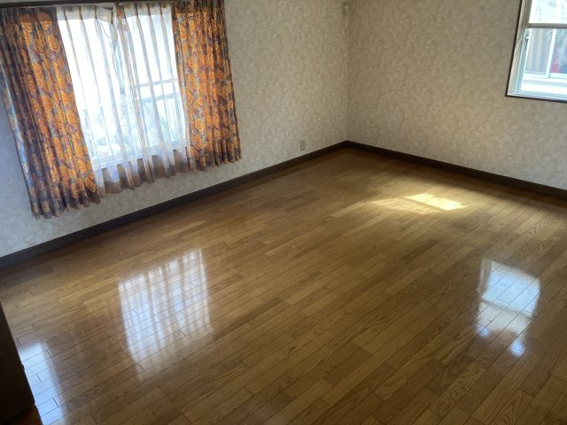 神戸市北区鈴蘭台北町５丁目の一戸建ての内装|窓が多く明るい室内はオススメです