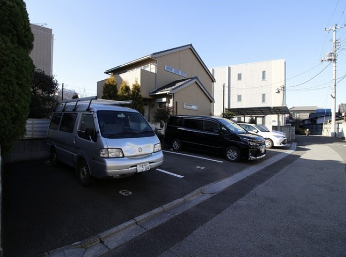 アンプルール　フェール　レーベンの駐車場