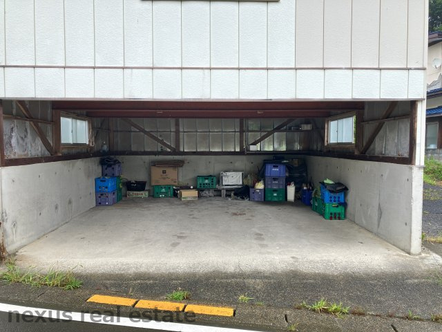 【中古住宅】中山町大字柳沢字水上戸建の駐車場|車庫