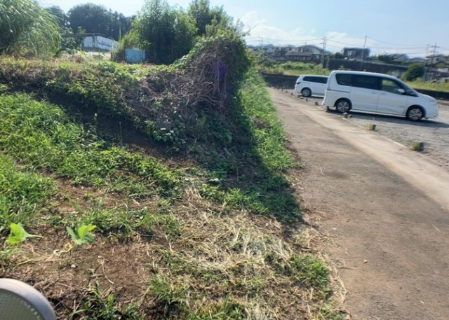 【外観】 | 土地購入を検討されている場合、境界杭がない状態で購入してしまうと境界確定測量をする必要があり、費用がかかります。購入の前に、売主、隣土地所有者立ち合いのもと境界を確定し境界杭を設置するのがベストです。