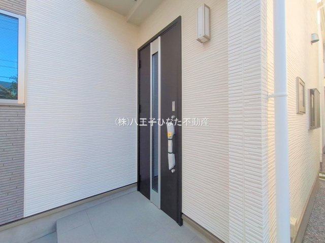 『八王子市新築戸建て』八王子市狭間町1760【仲介手数料無料】の玄関|～仲介手数料無料☆八王子ひなた不動産～八王子市狭間町　新築戸建て