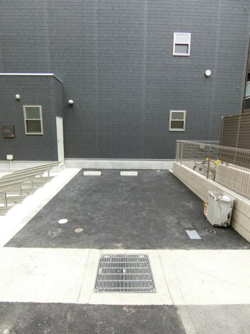 リブリ・スカイブルー ムーンの駐車場