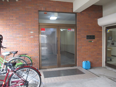 【エントランス】 | 松茂マンション | 落ちついた外観にマッチしたエントランス