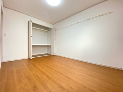 【寝室】 | ジョイ綾園 | 広々とした洋室