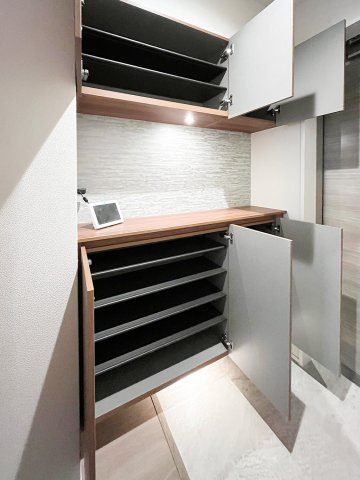 アルビオン　コートの玄関|全身ミラー♪大容量のシューズBOX