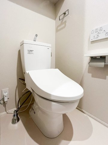 アルビオン　コートのトイレ|温水洗浄便座♪上部に収納棚有り