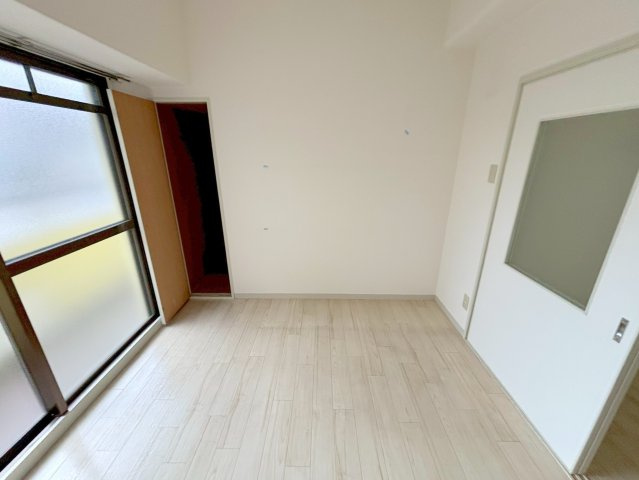 ベルフラワー山下の洋室