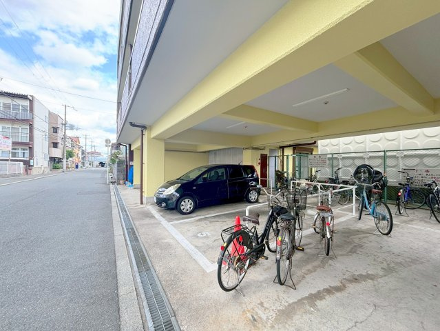 ベルフラワー山下の駐車場