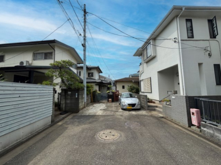 茅ヶ崎市浜竹4丁目　売地の前面道路含む現地写真|静かな街並みに佇む、自由設計可能な広い土地