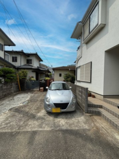 茅ヶ崎市浜竹4丁目　売地の外観|駐車スペースは現状1台・外構と建物配置次第で2台以上駐車可能