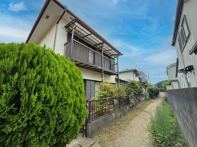 茅ヶ崎市浜竹4丁目　売地の外観|北側接道×南側通路で開放感ある古家付売地