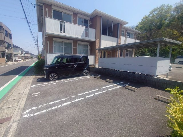 ラウレアBの駐車場
