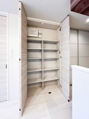 アルビオン　コートの内装|リビングのパントリー