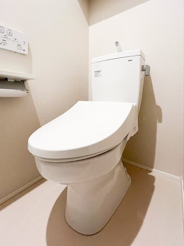 アルビオン　コートのトイレ|温水洗浄便座♪上部に収納棚有り