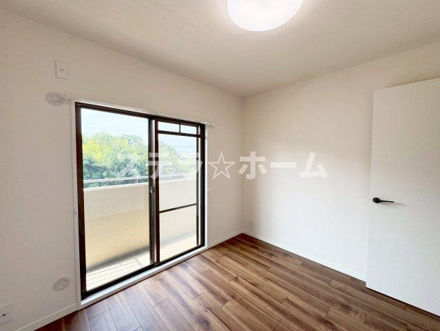 メゾン千里丘新芦屋2番館の洋室|コンパクトで使いやすい洋室です