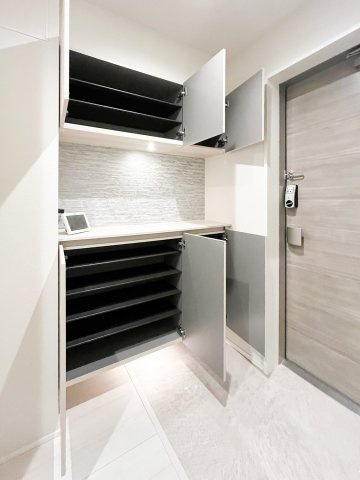 アルビオン　コートの玄関|全身ミラー♪大容量のシューズBOX