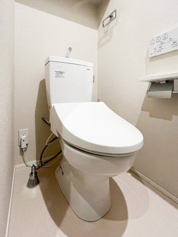 アルビオン　コートのトイレ|温水洗浄便座♪上部に収納棚有り