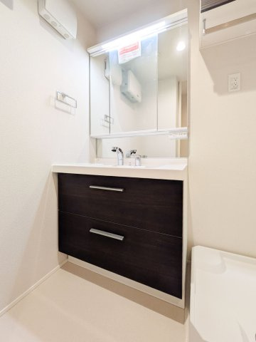 アルビオン　コートの洗面所|3面鏡のシャンプードレッサー♪洗濯機置場上部に収納棚有り