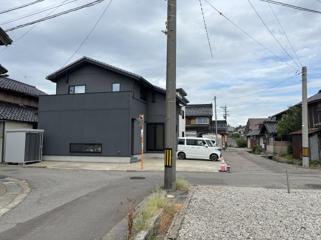 津幡町中須加　の前面道路含む現地写真