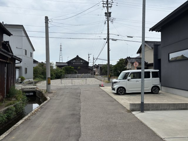 津幡町中須加　の前面道路含む現地写真