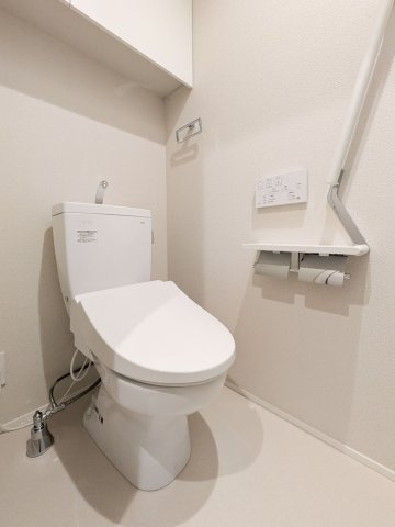 アルビオン　コートのトイレ|温水洗浄便座♪上部に収納棚有り