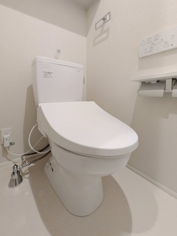 アルビオン　コートのトイレ|温水洗浄便座♪上部に収納棚有り