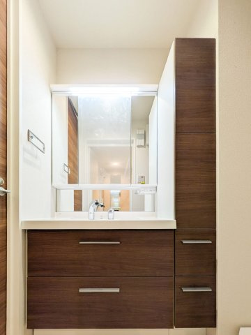 アルビオン　コートの洗面所|3面鏡のシャンプードレッサー♪パントリー有り