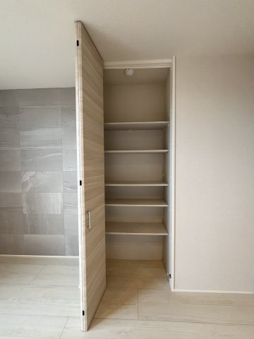 アルビオン　コートの内装|リビングのパントリー