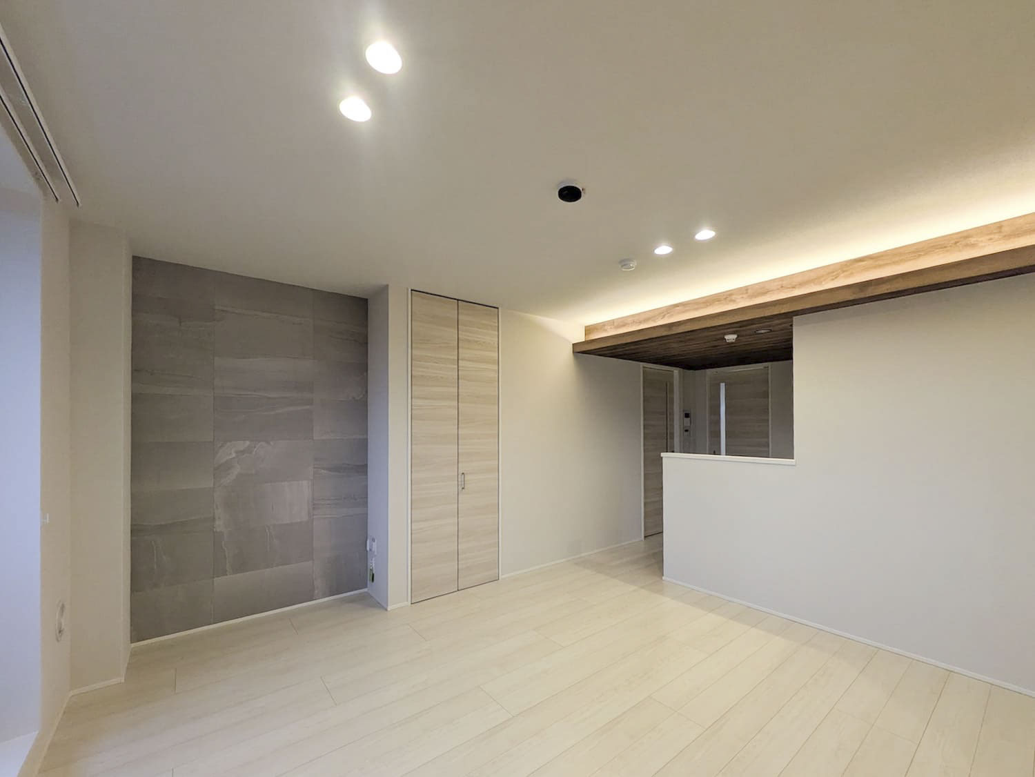 アルビオン　コートの居間・リビング|ＩＯＴ対応で外出先から家電製品を操作可能♪