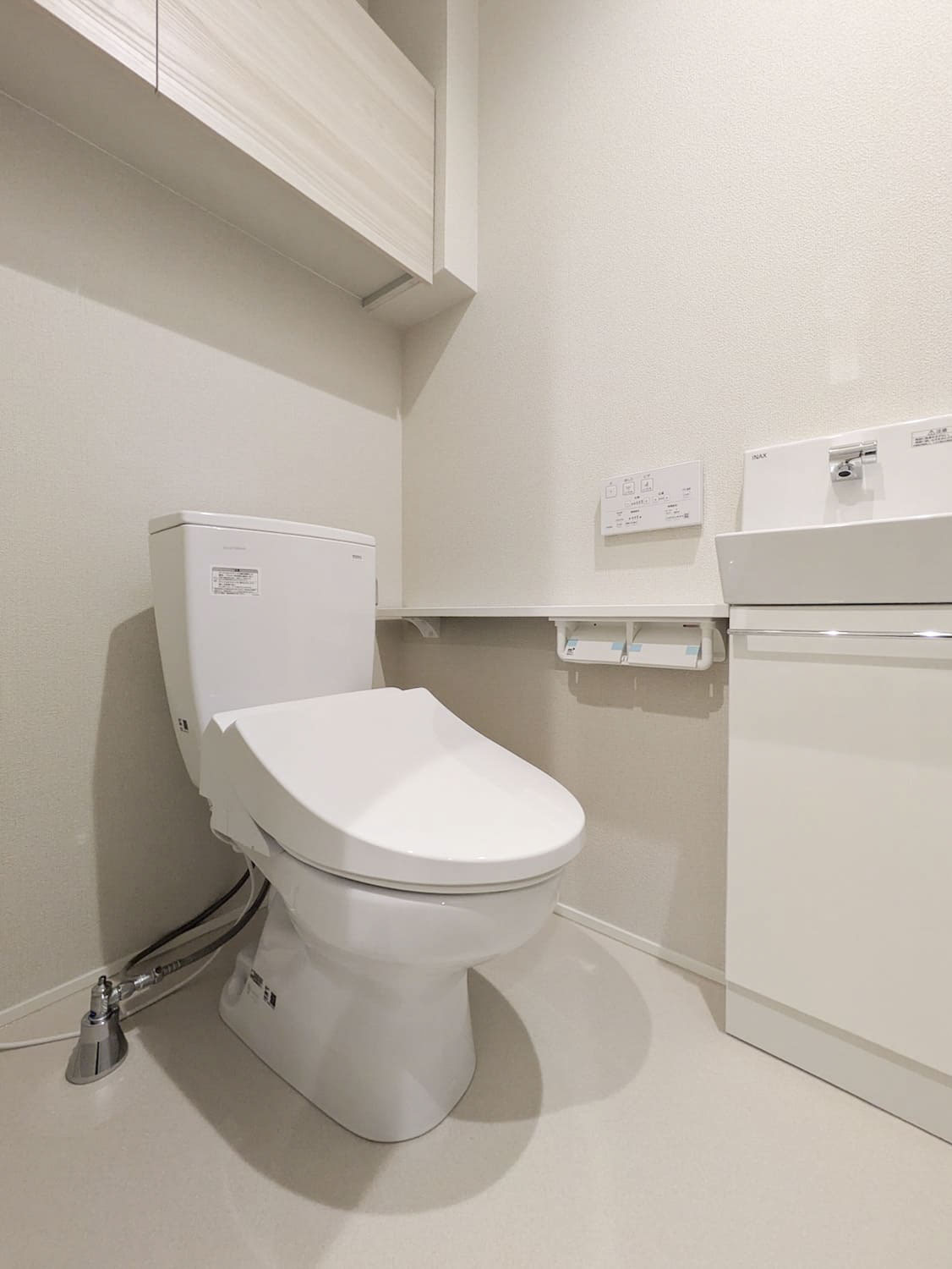 アルビオン　コートのトイレ|温水洗浄便座♪上部に収納棚有り