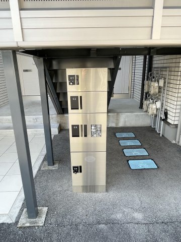 エクリスのエントランス|宅配BOX付で荷物の受取に便利です★