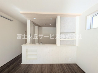 【キッチン】 | 浜松市中央区泉4丁目 2期 新築一戸建て | 前から見たキッチンです