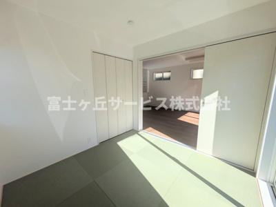 【和室】 | 浜松市中央区泉4丁目 2期 新築一戸建て | リビング横の和室です