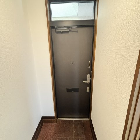 ハイツビバリーの玄関