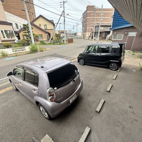 ハイツビバリーの駐車場