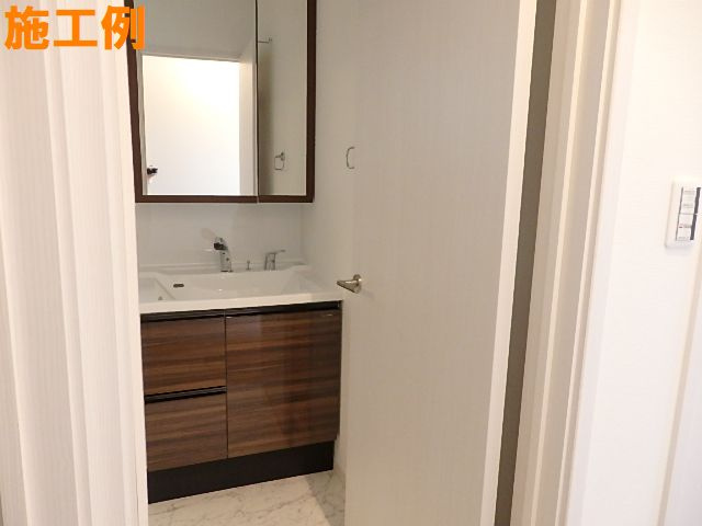 藤沢市辻堂元町５丁目新築戸建て　２号棟の独立洗面台|独立洗面台、小物を置くことができて便利です