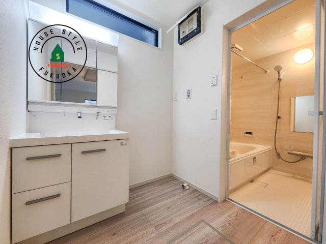 古賀市花見南2丁目第5-2棟(2号棟）の脱衣所|ゆとりの洗面スペースで朝の身支度もスムーズに。暮らしを快適に変えるシャワー付洗面台です！