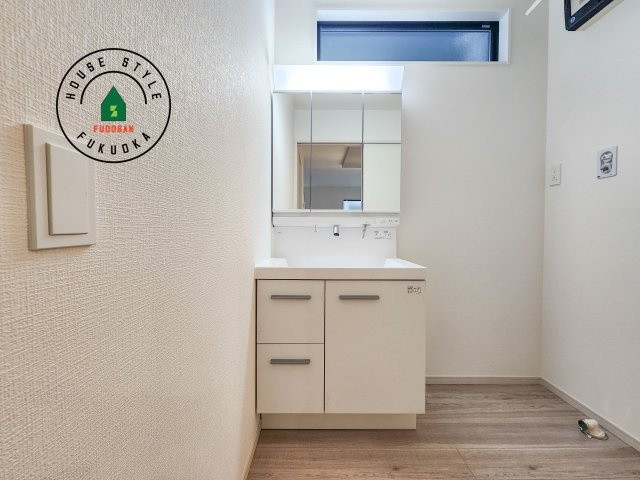 古賀市花見南2丁目第5-2棟(2号棟）の独立洗面台|毎日使うものだから清潔な空間を保ちたい水回り。洗面にはそんな願いを解消させてくれる収納アイデアが満載です。三面鏡の裏側にはキャビネットが現れ小物から背の高い物まで収納できます。
