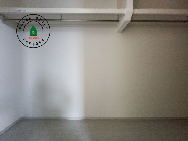 古賀市花見南2丁目第5-2棟(2号棟）の収納|洋服や大きな荷物が多い方や人数の多いご家族などは、一般的なクローゼットよりもウォークインクローゼットのほうが使い勝手が良いです。